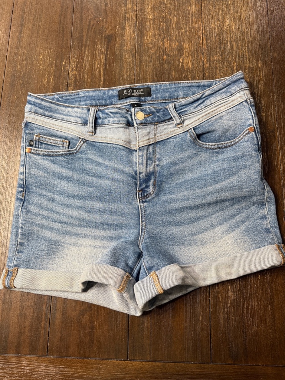 Judy Blue Light Wash Cuffed Denim Shorts size L